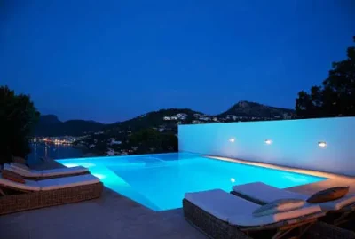 Piscine résidentielle de nuit